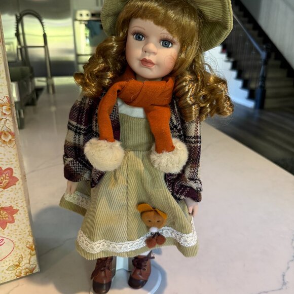 UniQue Brand Porcelain Doll - "Cindy" - New - Picture 2 of 11